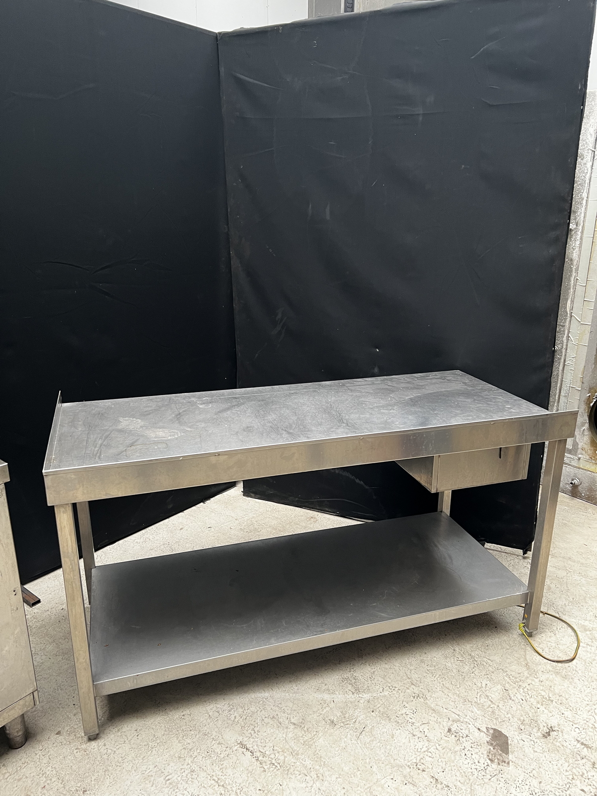 Rozsdamentes asztal fiókkal 4