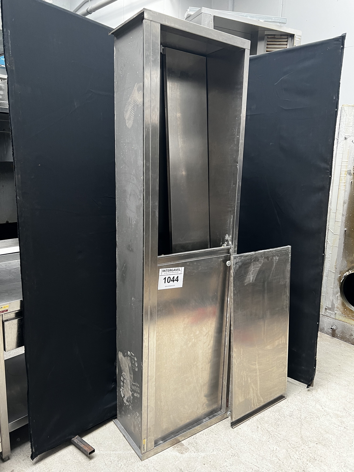 Rozsdamentes faliszekrény 2