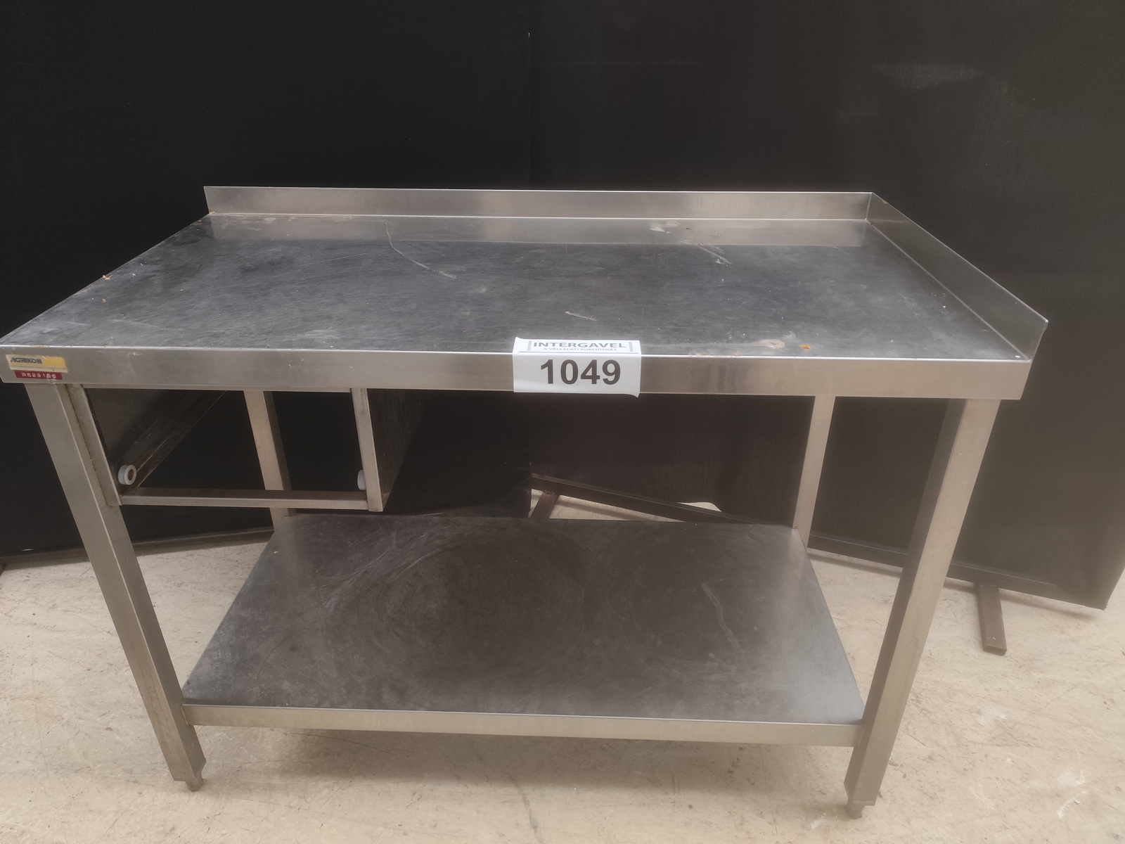 Rozsdamentes asztal alsó polccal