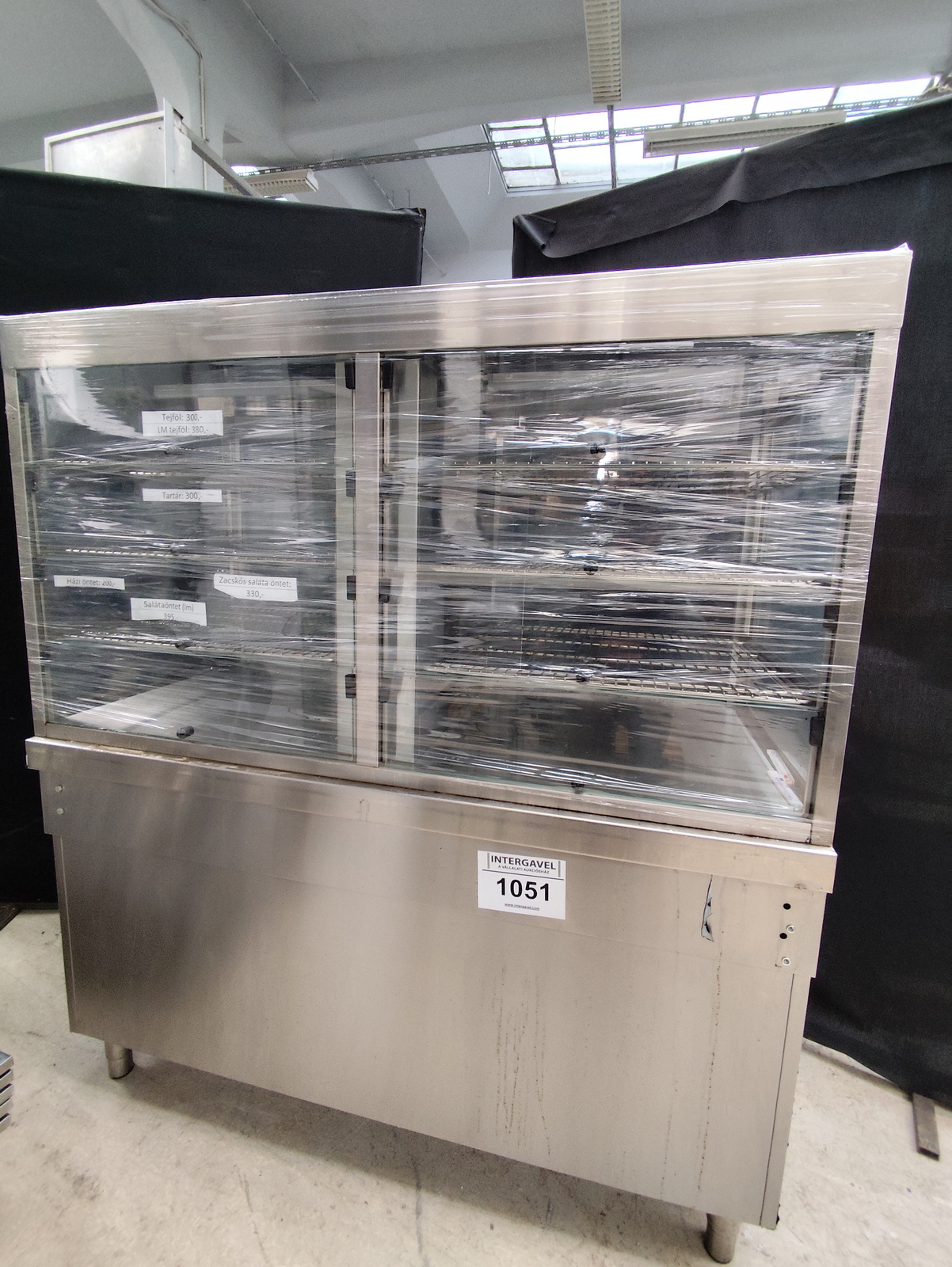 Önkiszolgáló hűtővitrin