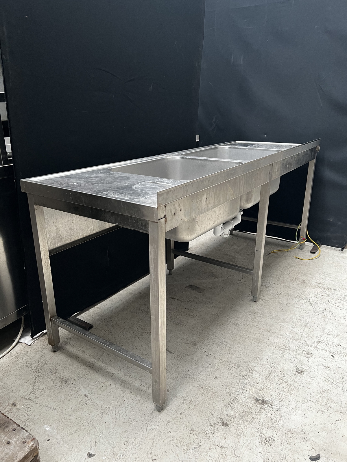 Rozsdamentes kétmedencés mosogató csepegtetővel 3