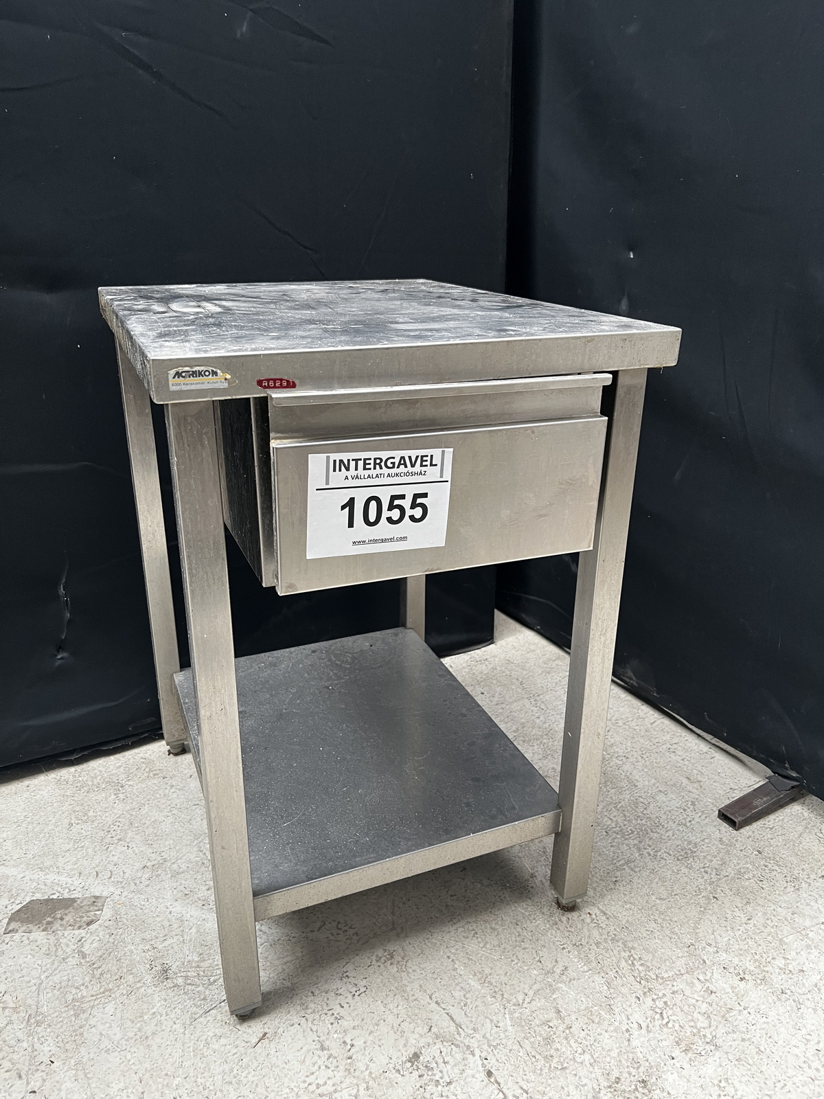 Rozsdamentes asztal fiókkal