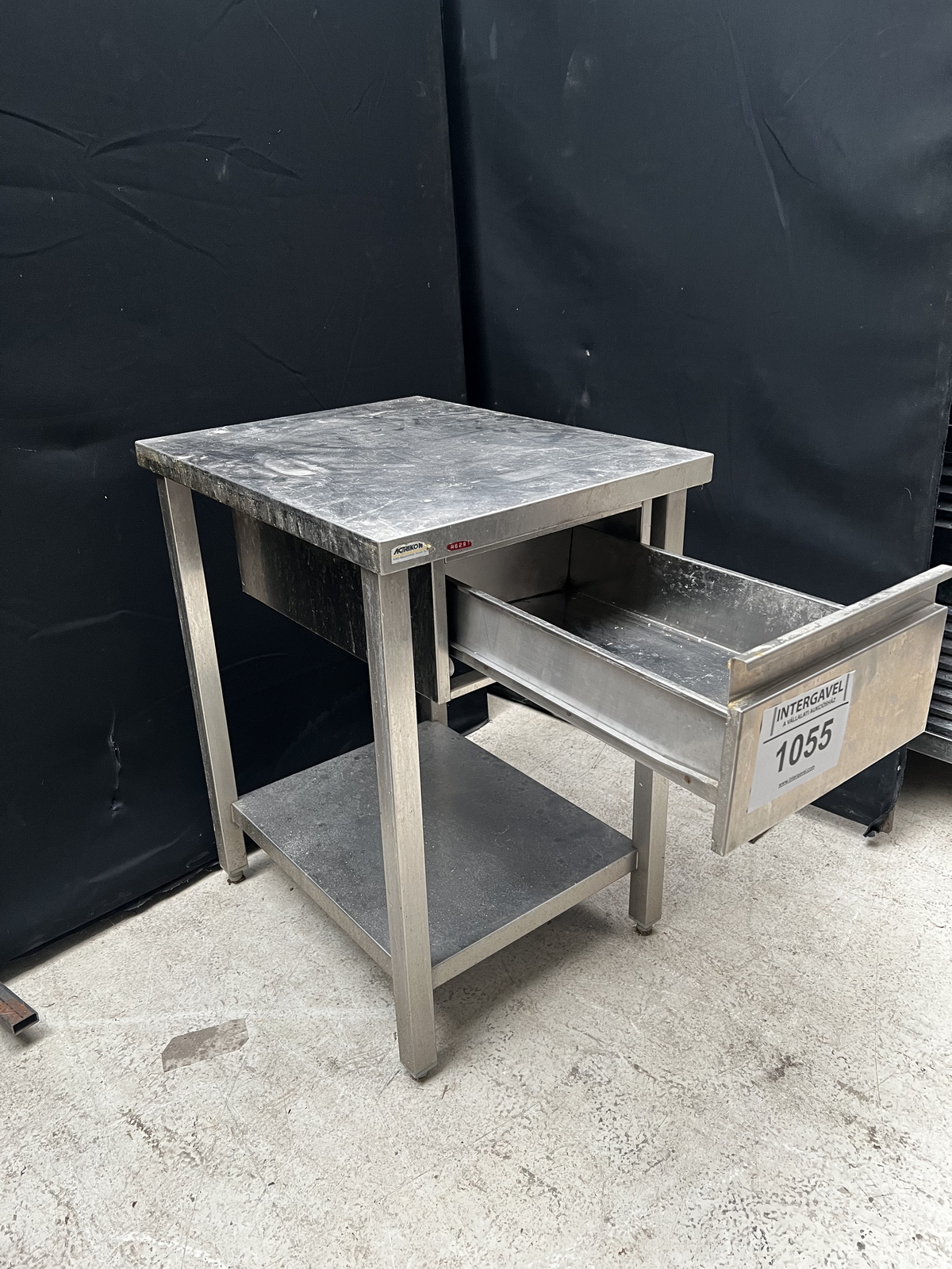 Rozsdamentes asztal fiókkal 2