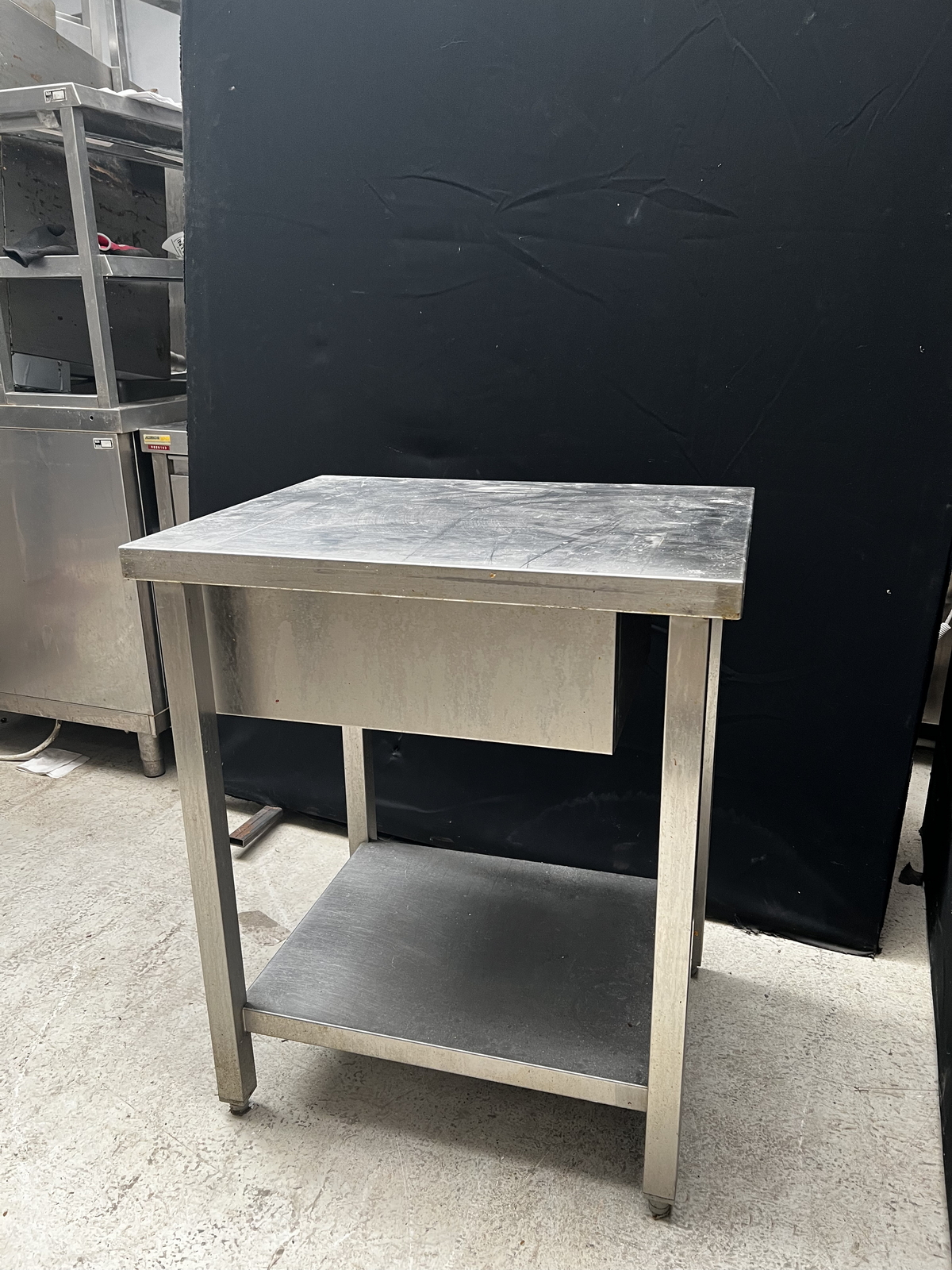 Rozsdamentes asztal fiókkal 3