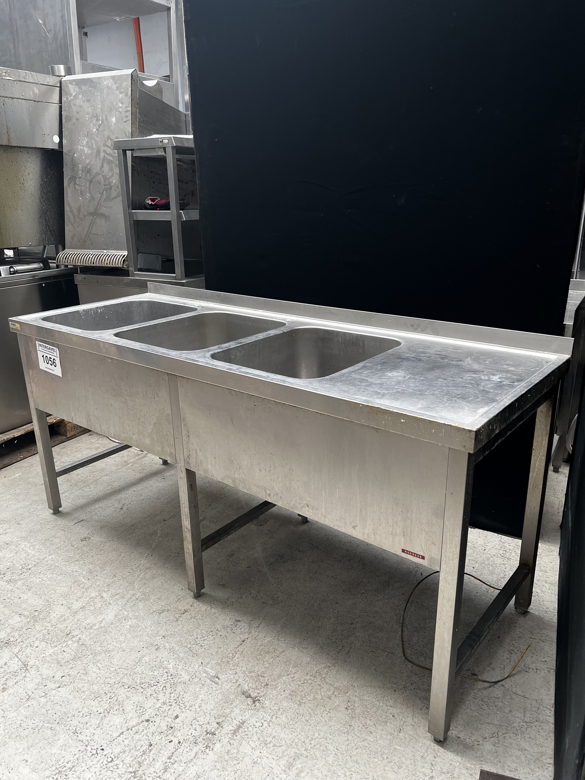 Rozsdamentes hárommedencés mosogató csepegtetővel 2