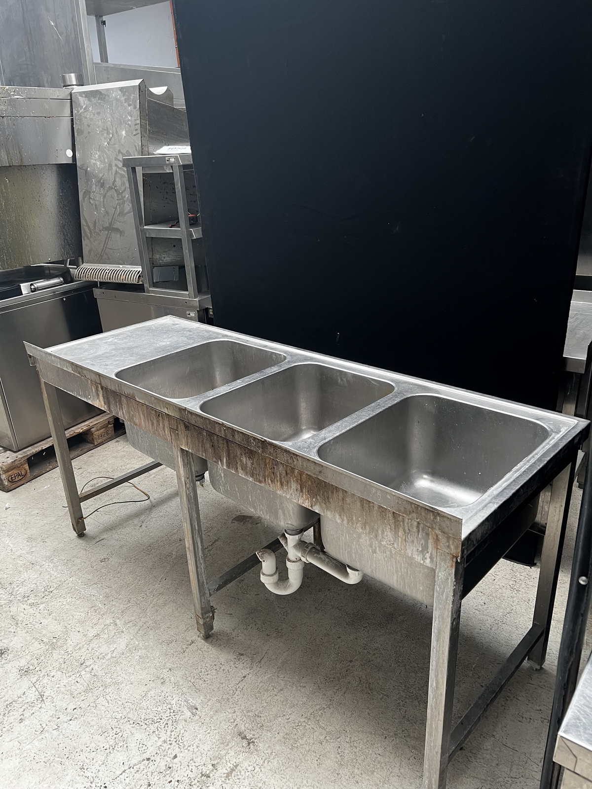 Rozsdamentes hárommedencés mosogató csepegtetővel 3