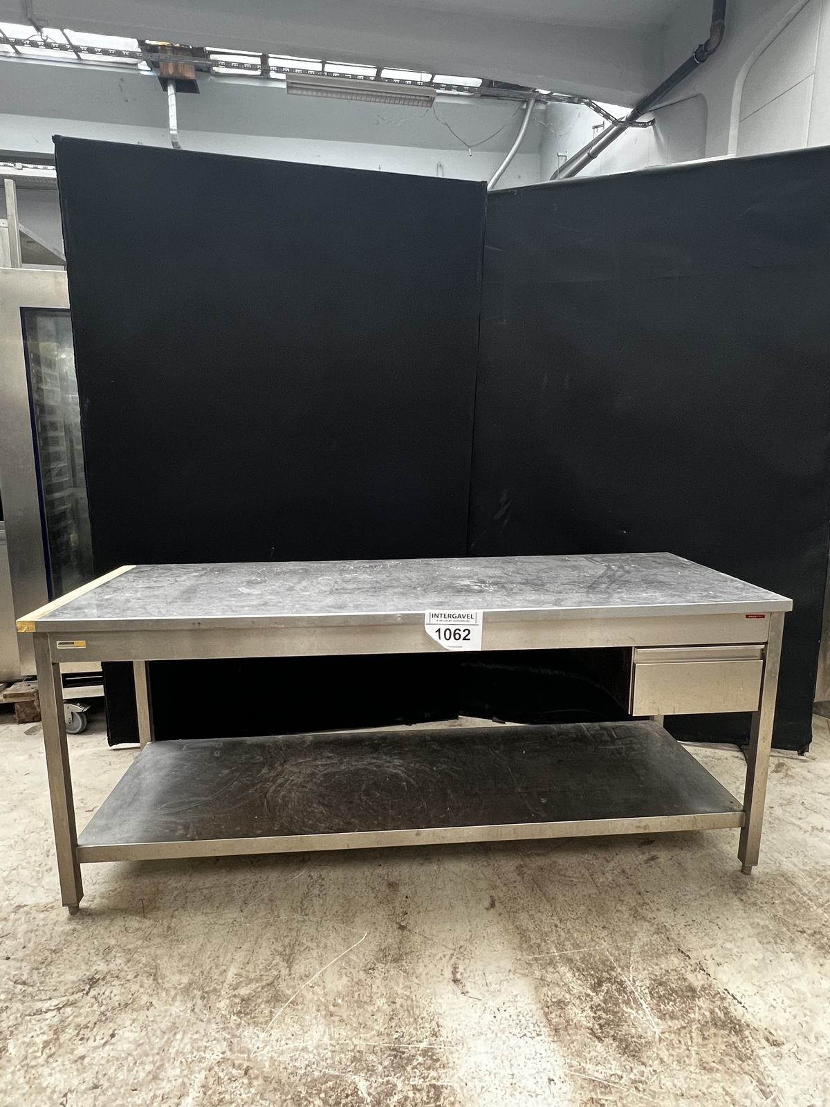 Rozsdamentes asztal fiókkal és alsó polccal