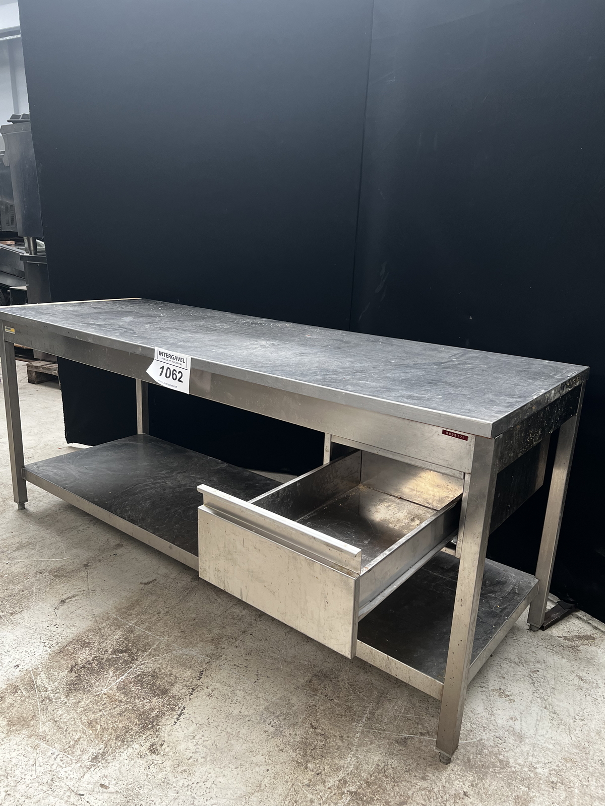 Rozsdamentes asztal fiókkal és alsó polccal 2