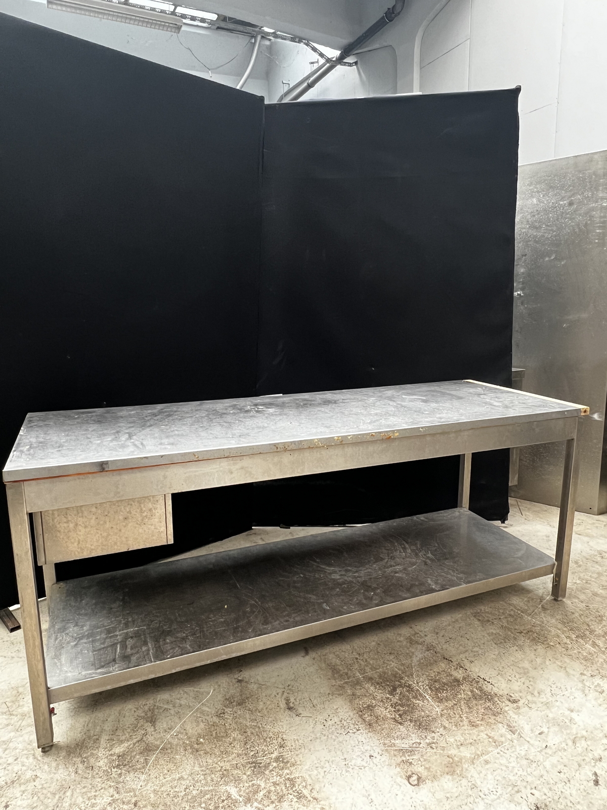 Rozsdamentes asztal fiókkal és alsó polccal 3