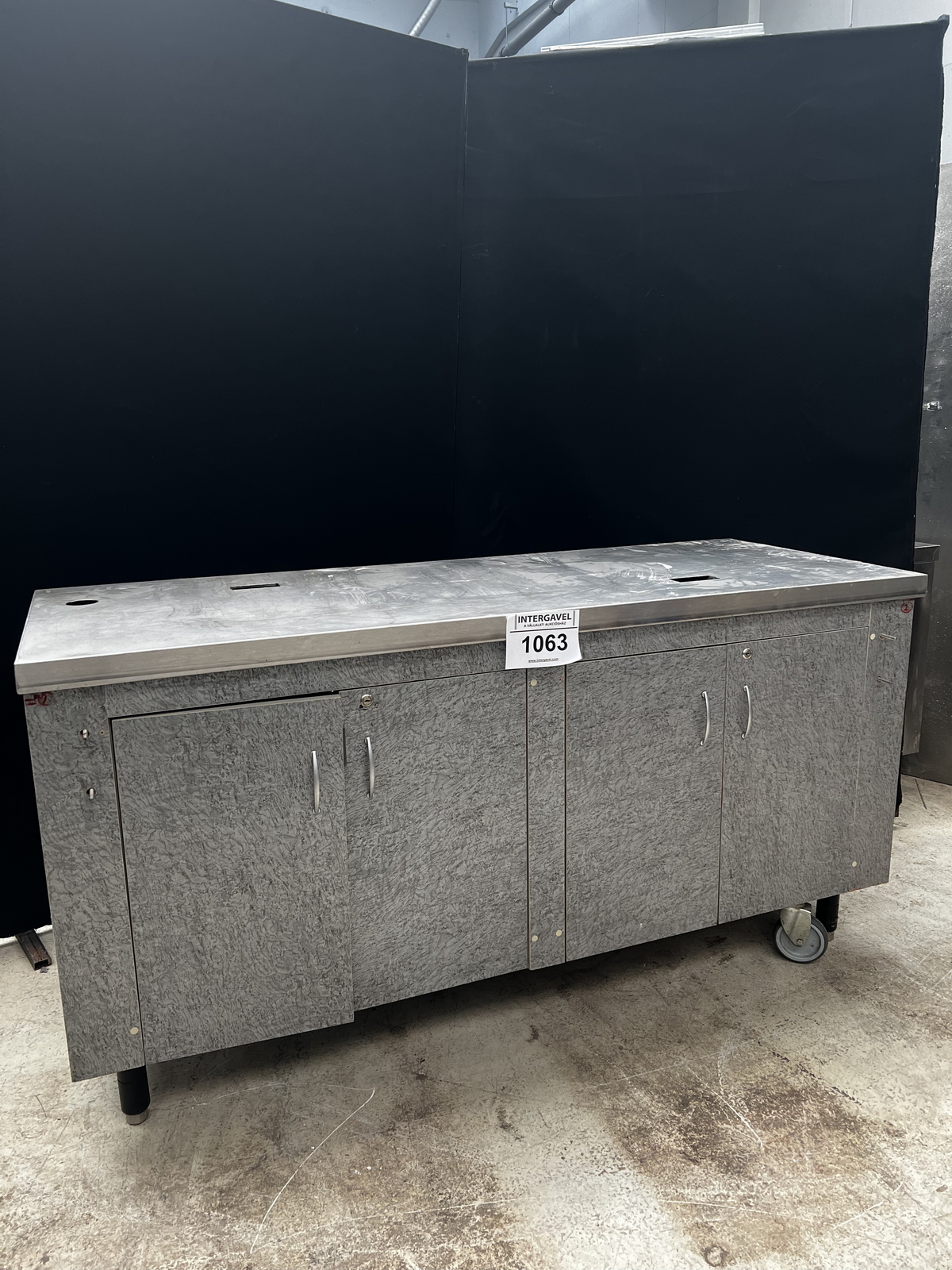 Szekrény kerekekkel