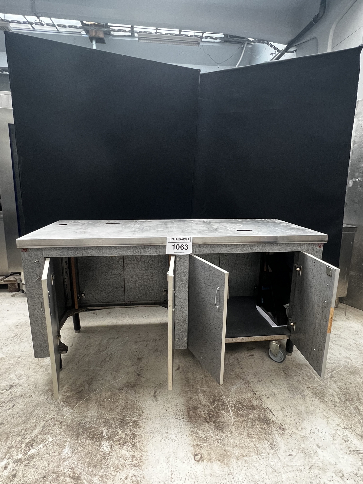 Szekrény kerekekkel 2