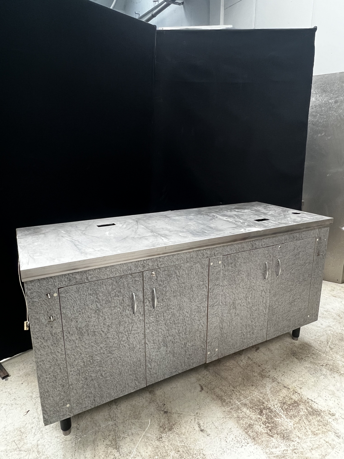 Szekrény kerekekkel 3