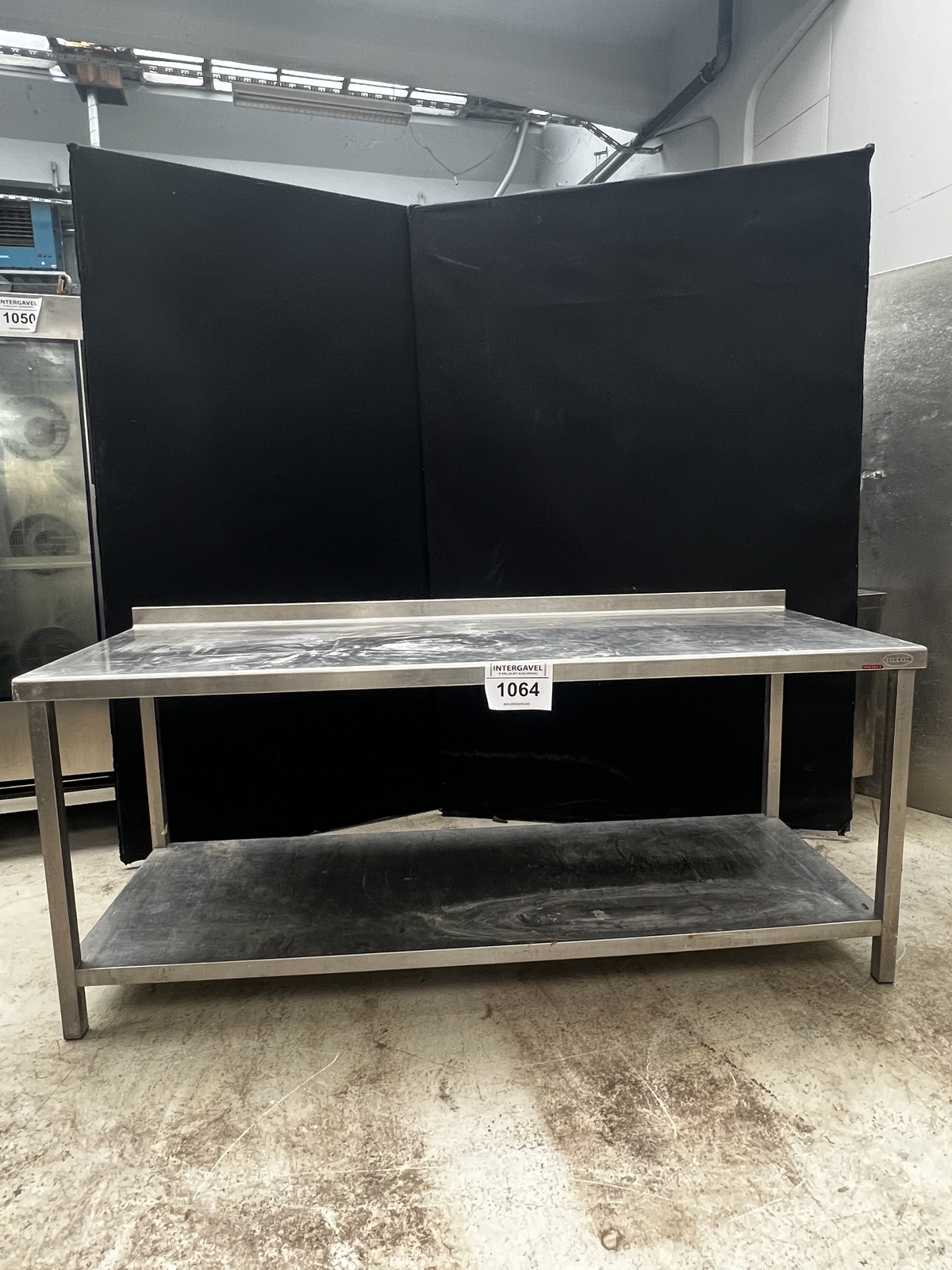 Rozsdamentes asztal alsó polccal és felhajtással