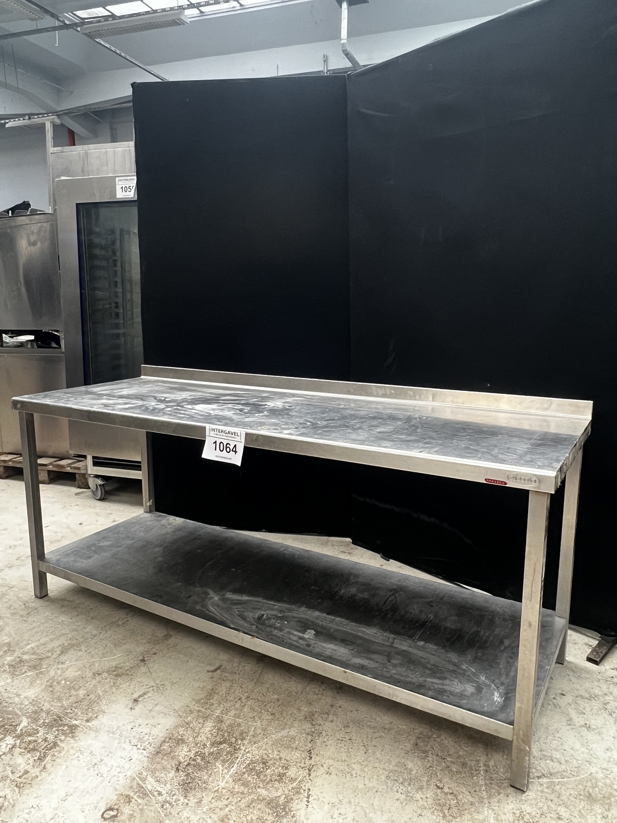 Rozsdamentes asztal alsó polccal és felhajtással 2