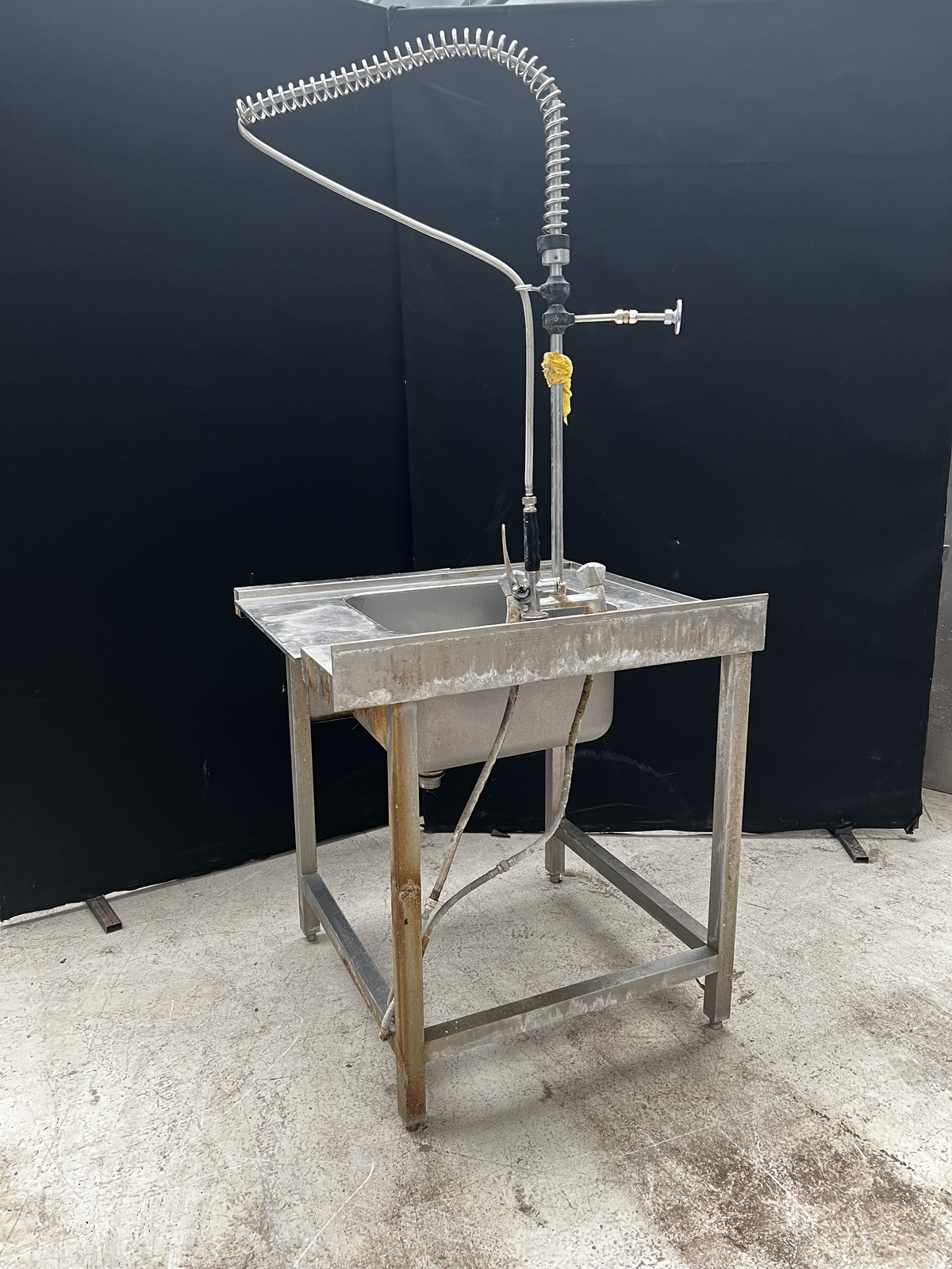 Rozsdamentes egymedencés mosogató leverető zuhannyal 3