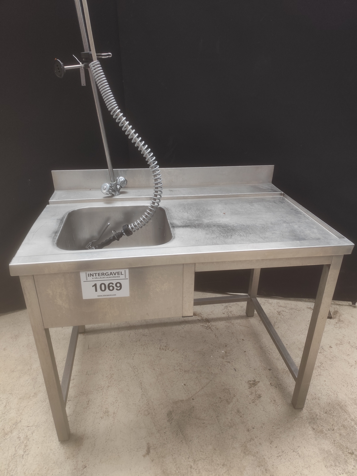 Rozsdamentes egymedencés mosogató leverető zuhannyal