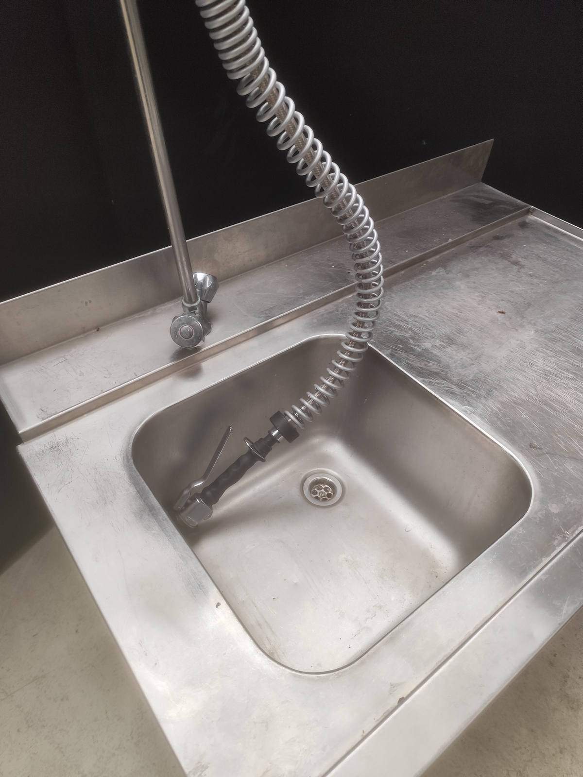 Rozsdamentes egymedencés mosogató leverető zuhannyal 2