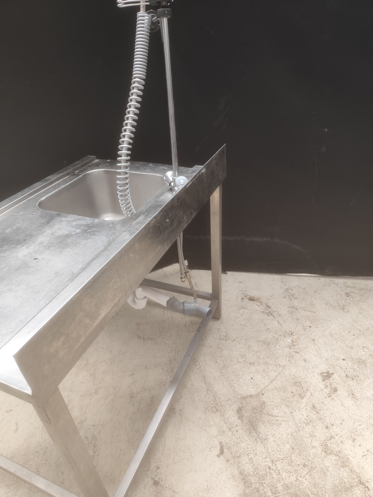 Rozsdamentes egymedencés mosogató leverető zuhannyal 3