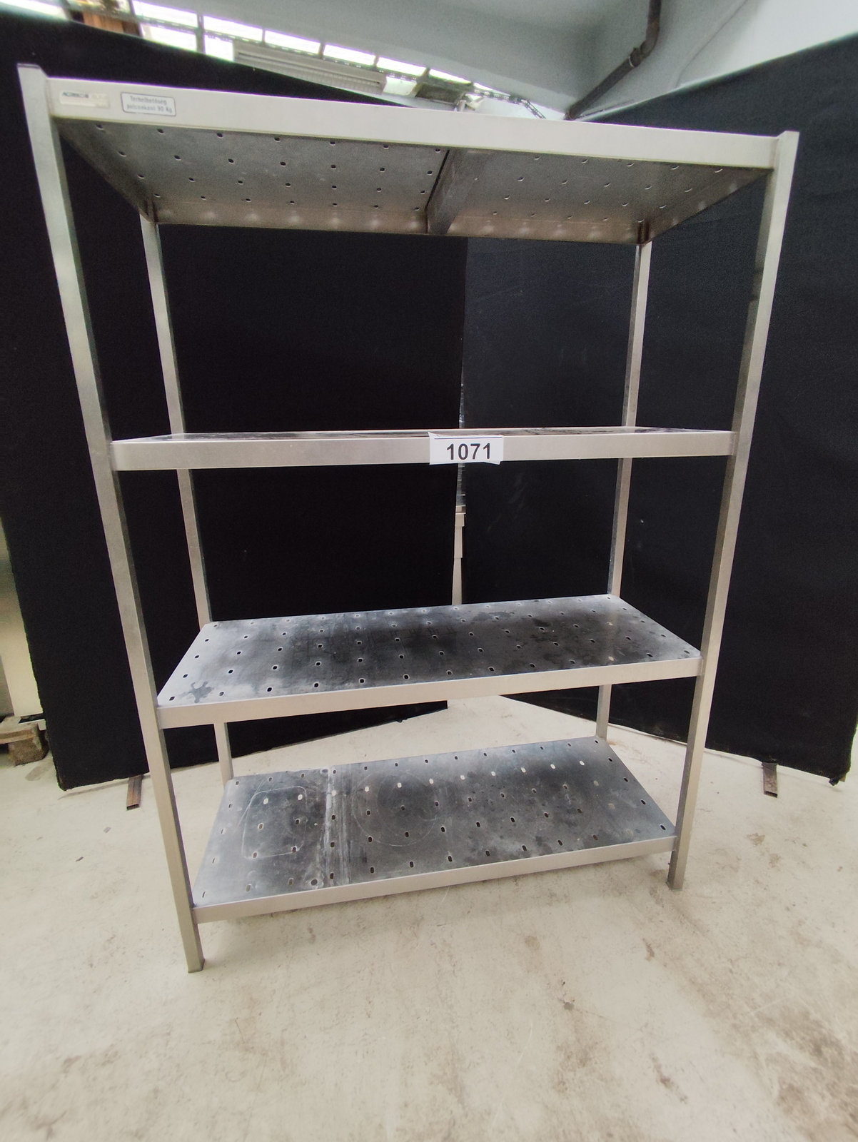 Rozsdamentes perforált állvány