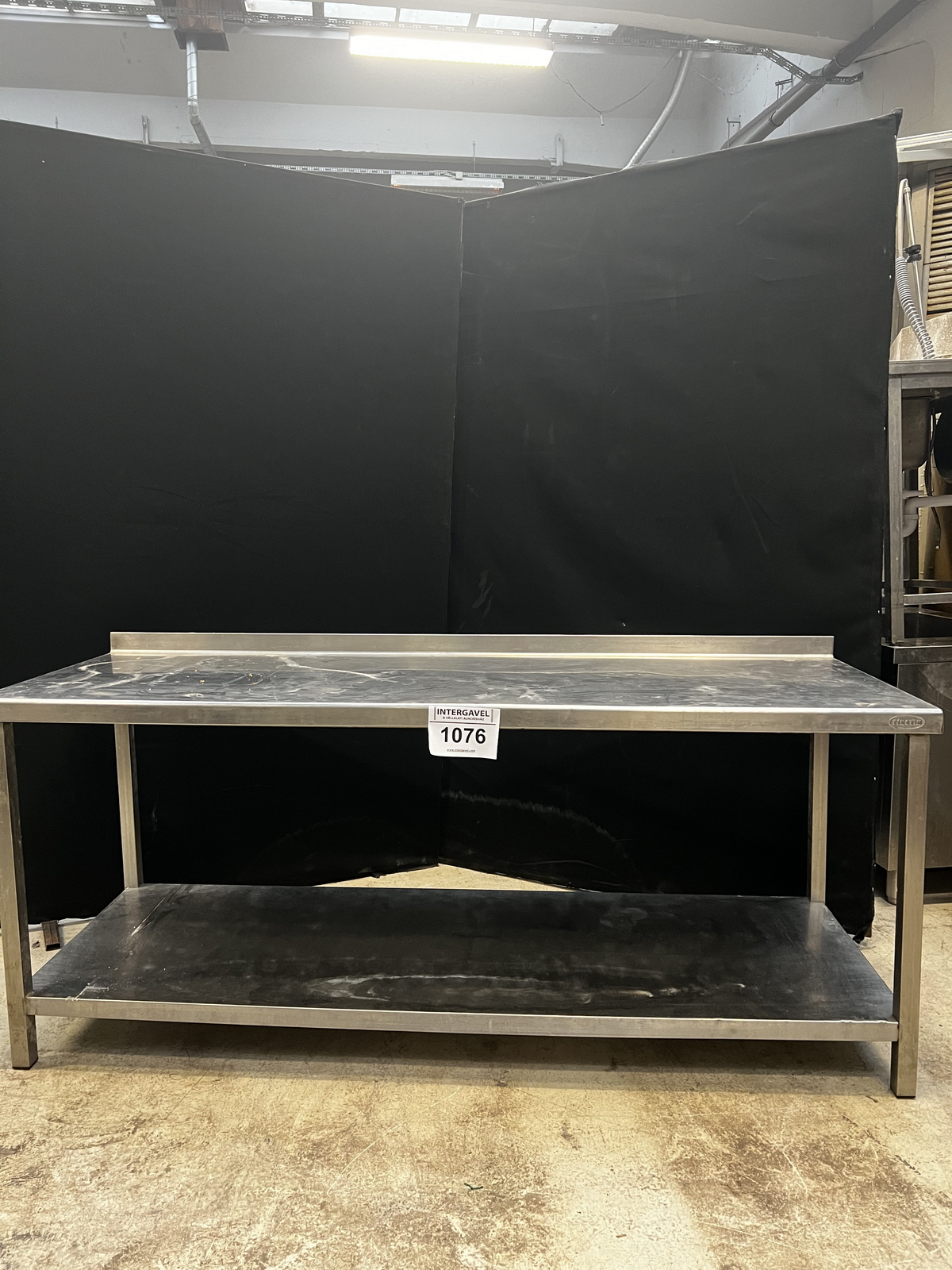 Rozsdamentes asztal alsó polccal és felhajtással