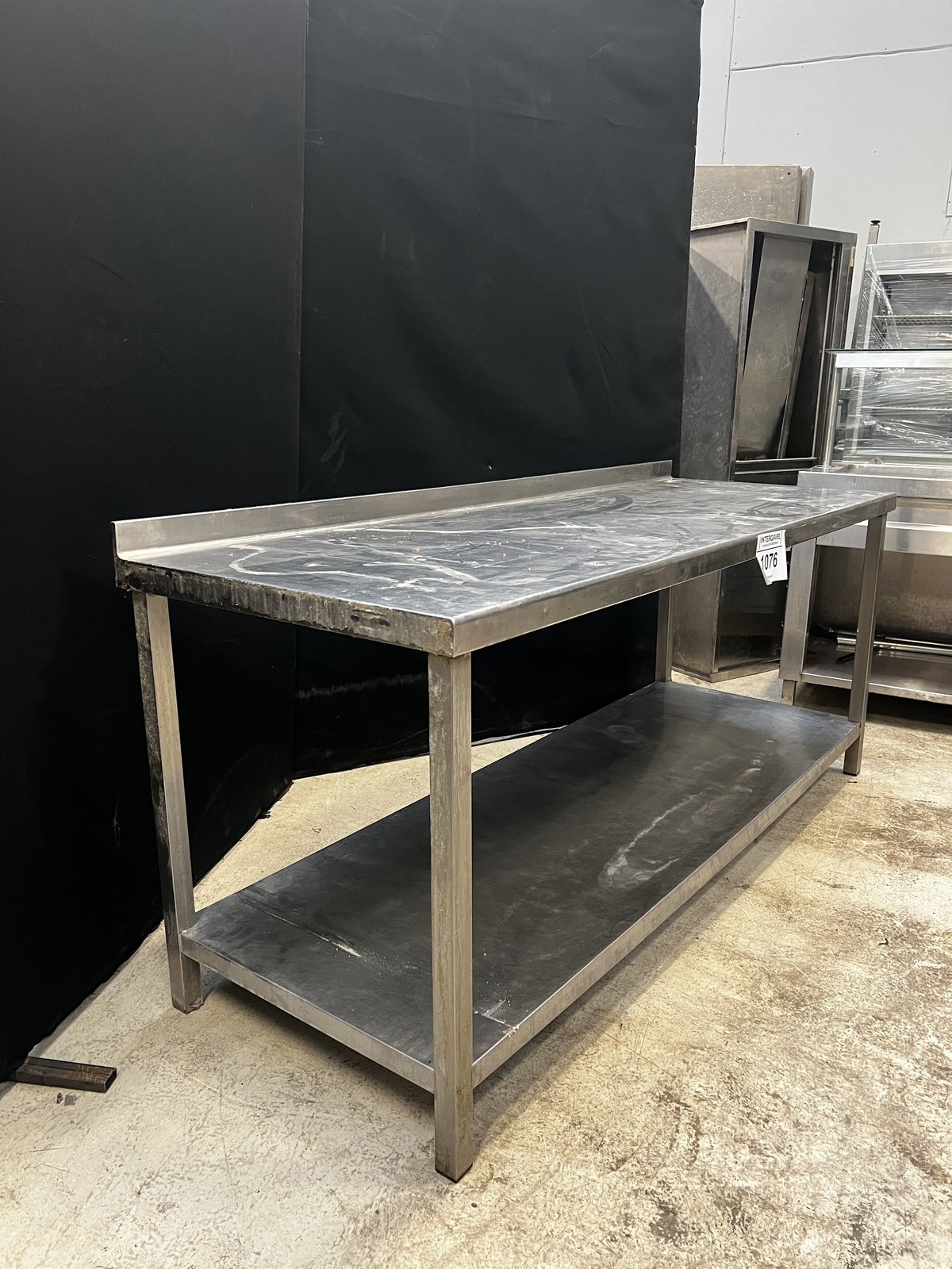 Rozsdamentes asztal alsó polccal és felhajtással 2