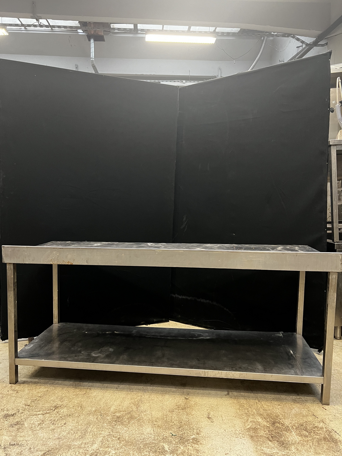 Rozsdamentes asztal alsó polccal és felhajtással 3