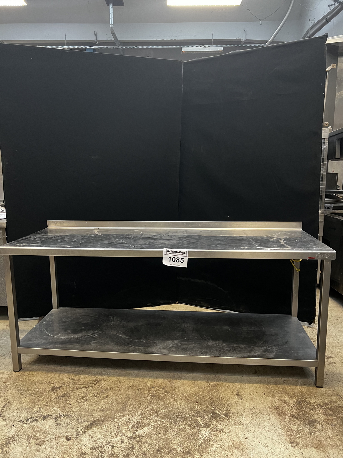 Rozsdamentes asztal alsó polccal és felhajtással