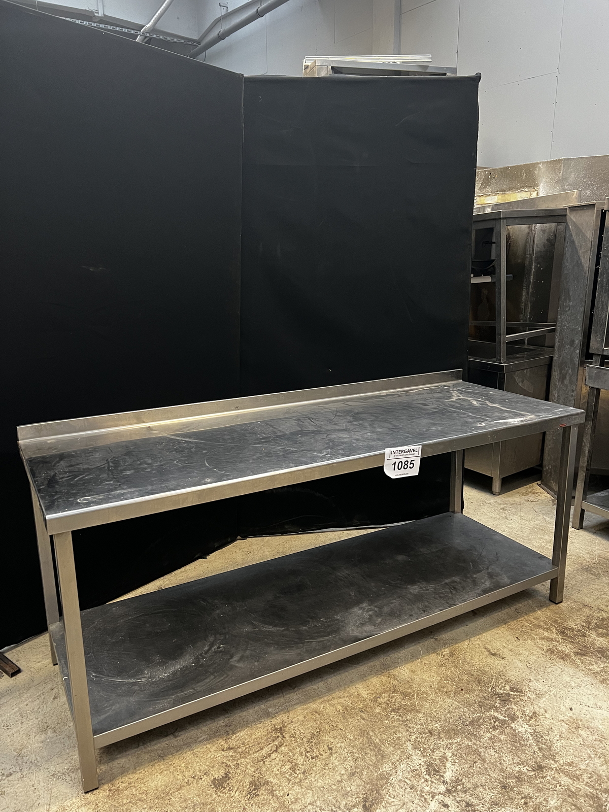 Rozsdamentes asztal alsó polccal és felhajtással 2