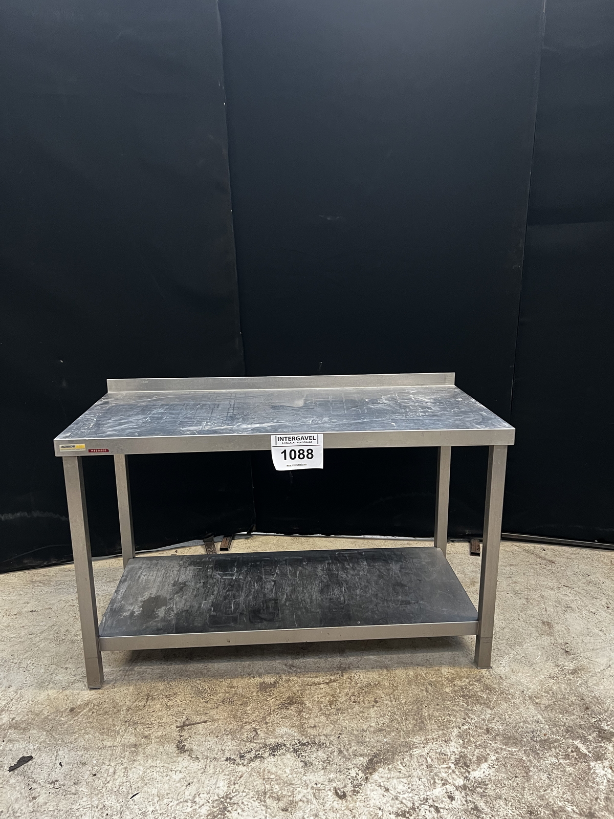 Rozsdamentes asztal alsó polccal és felhajtással