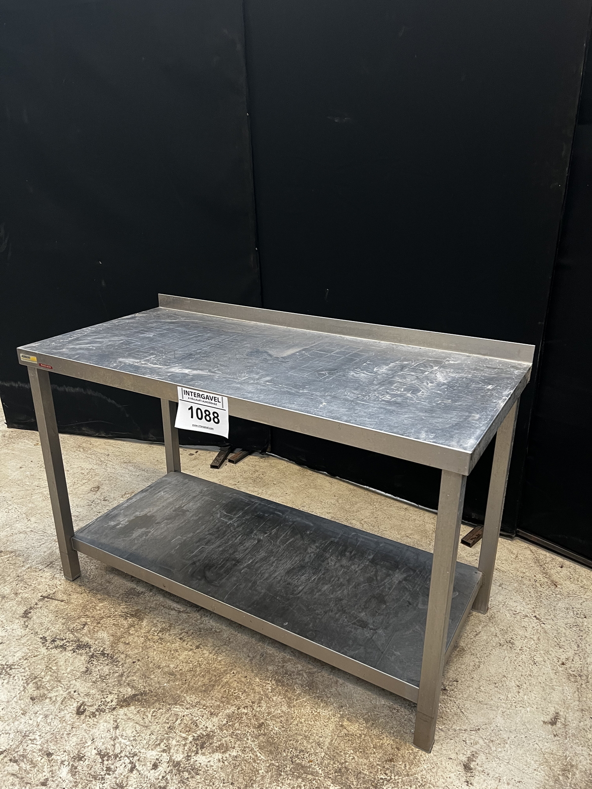 Rozsdamentes asztal alsó polccal és felhajtással 2