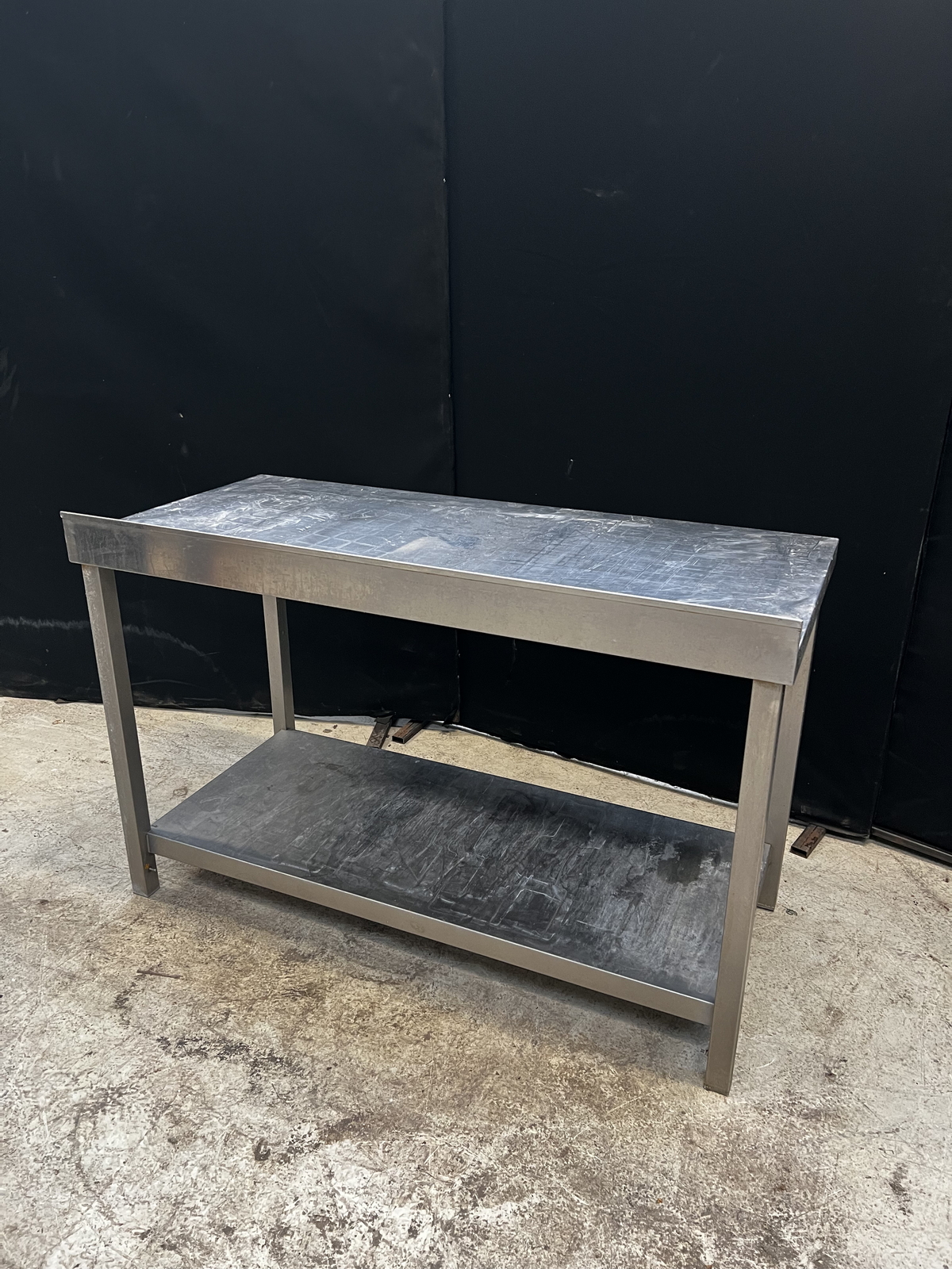 Rozsdamentes asztal alsó polccal és felhajtással 3