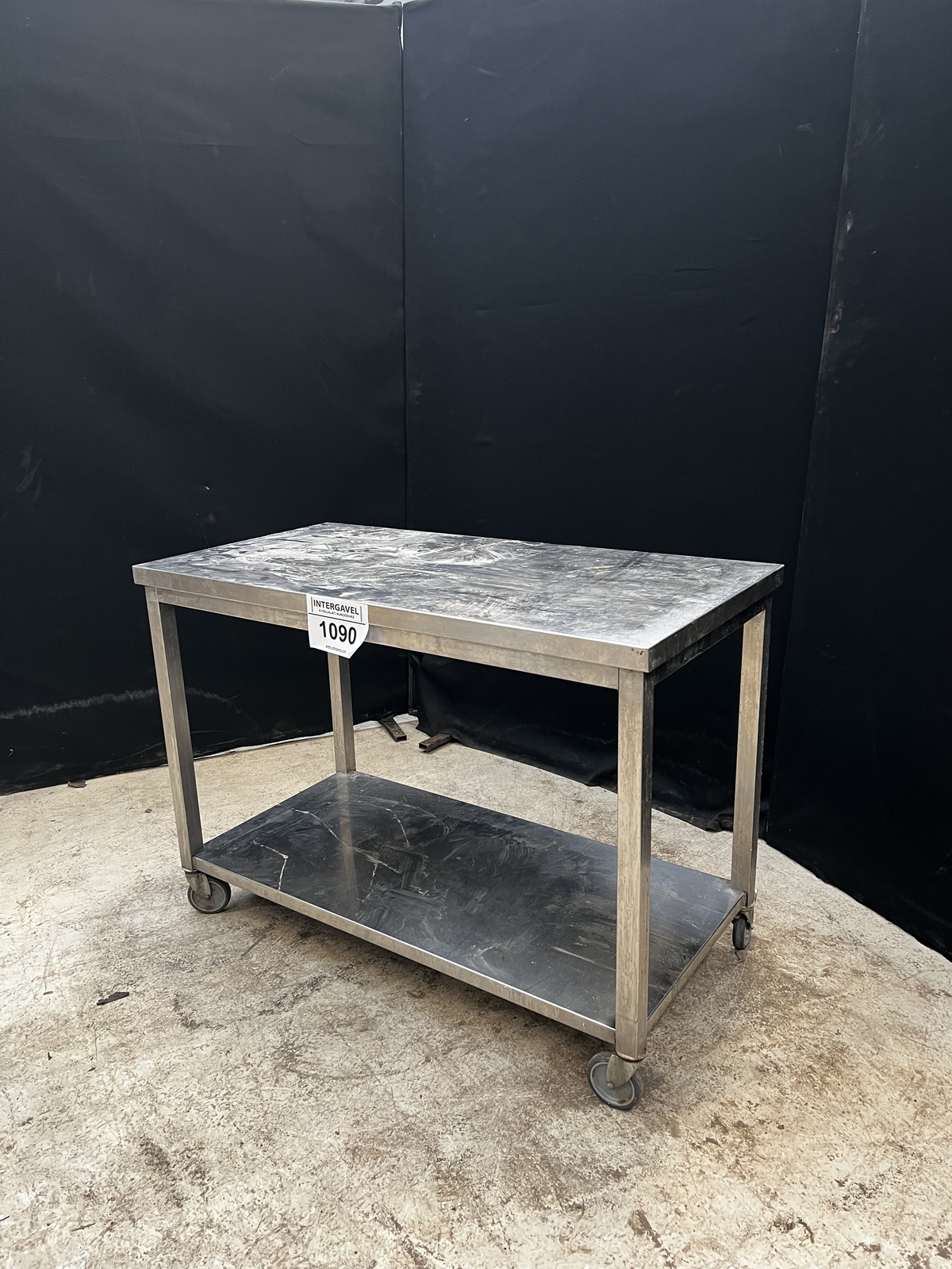 Rozsdamentes gurulós asztal alsó polccal 2