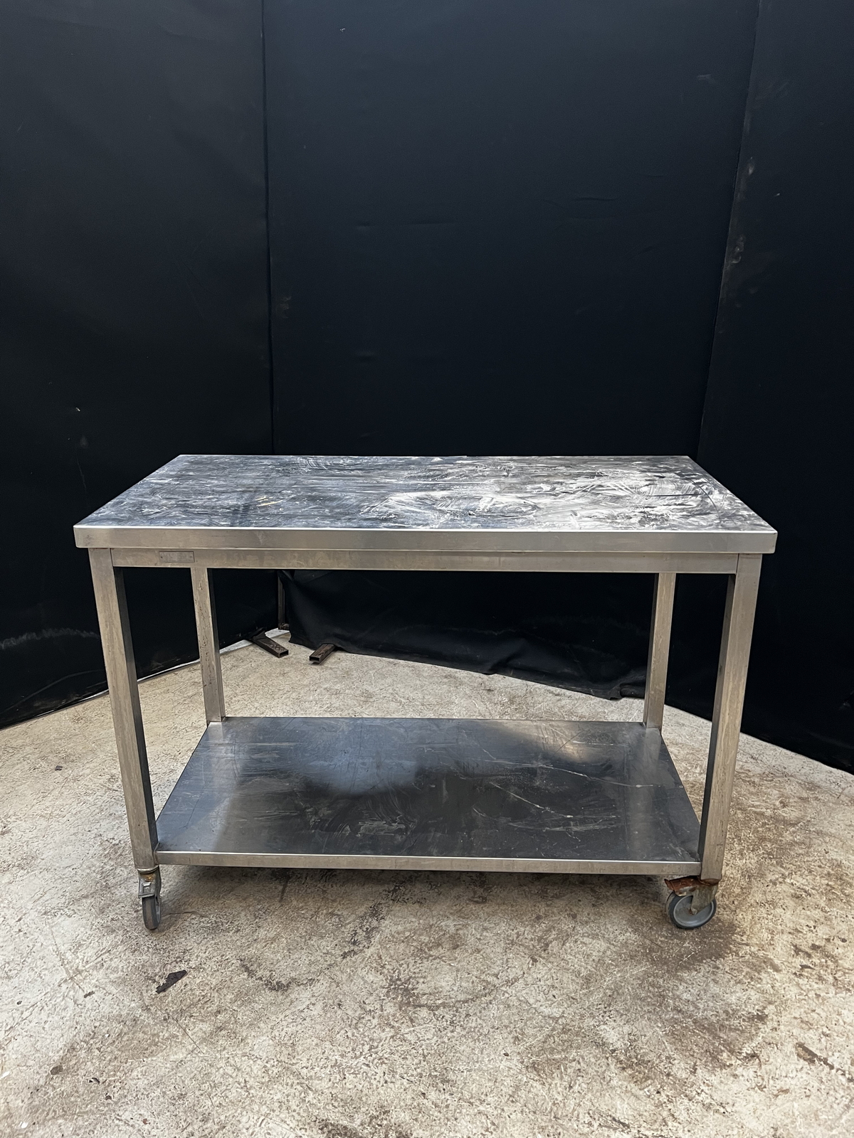 Rozsdamentes gurulós asztal alsó polccal 3