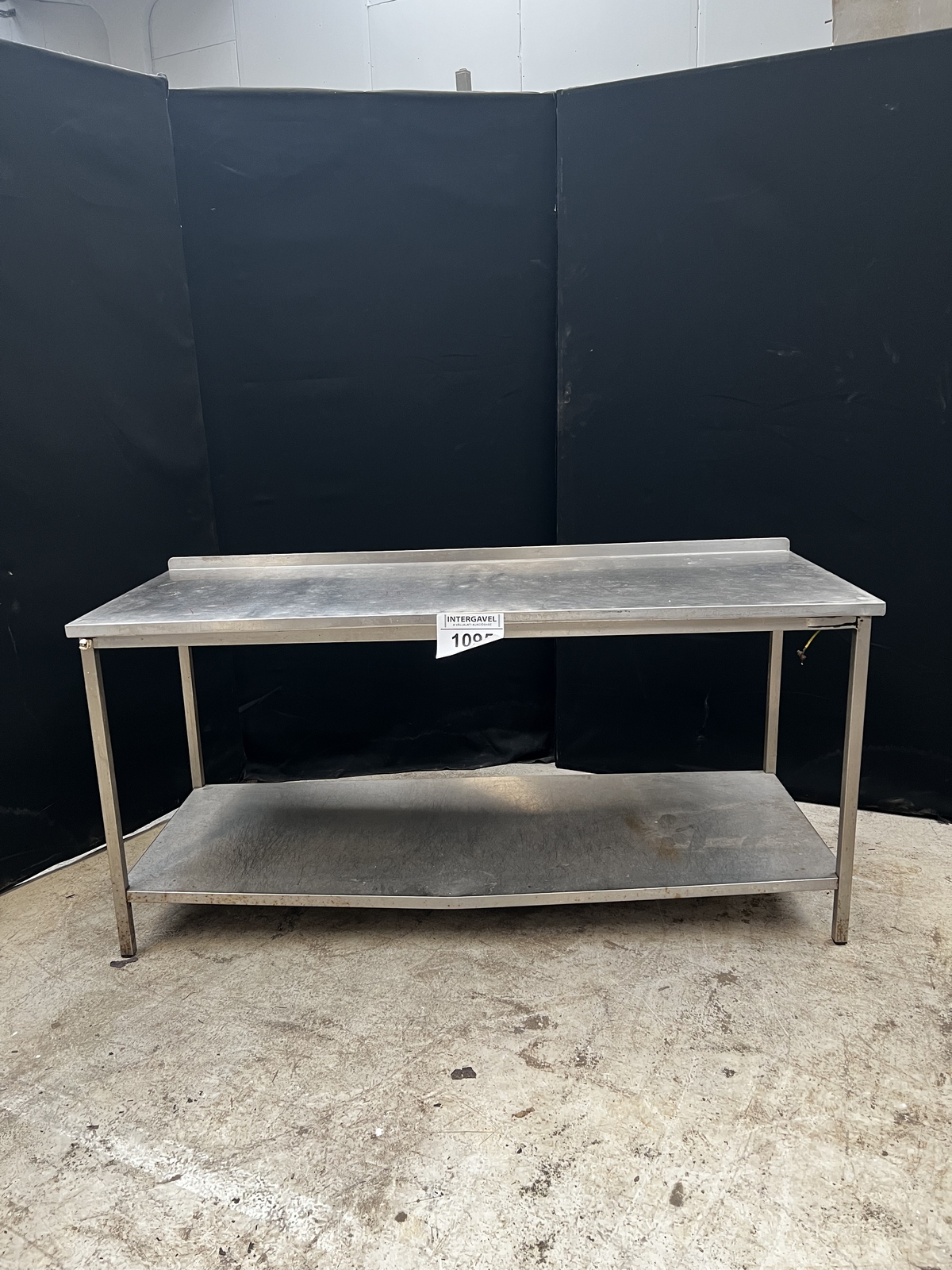 Rozsdamentes asztal alsó polccal és felhajtással