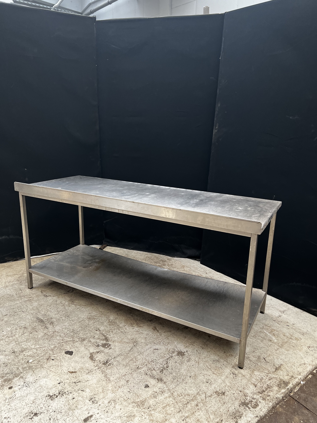 Rozsdamentes asztal alsó polccal és felhajtással 3