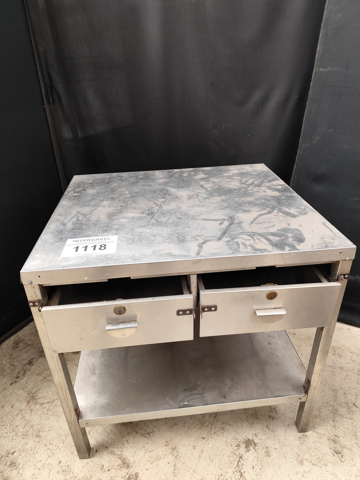 Rozsdamentes asztal fiókokkal