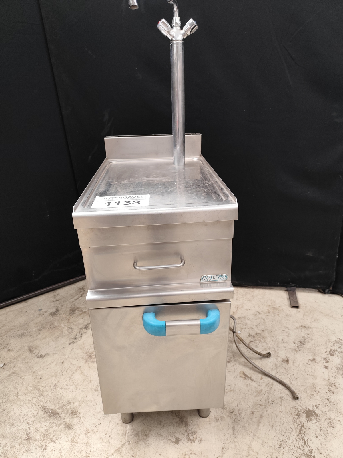 Semleges pult csapteleppel