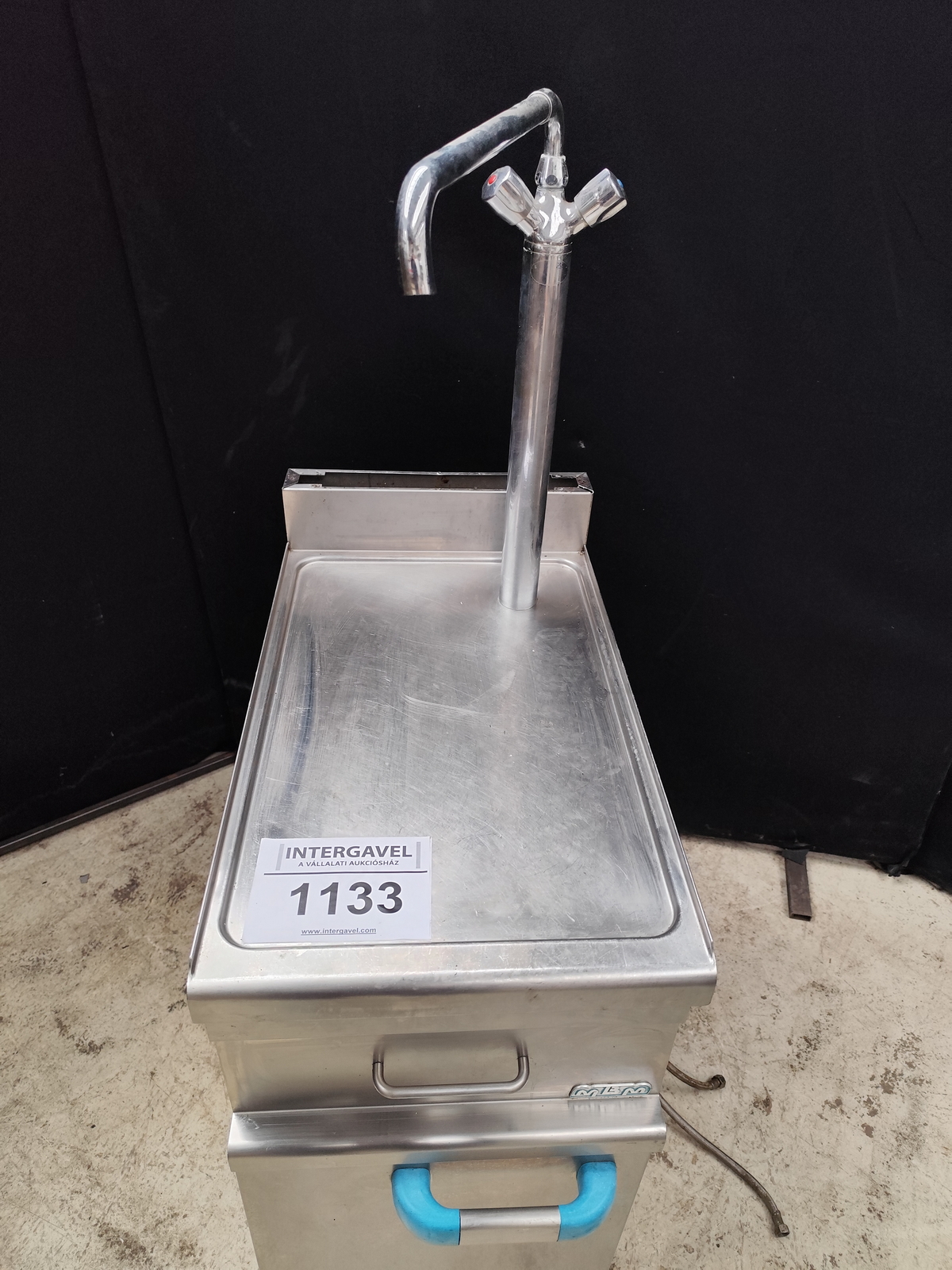 Semleges pult csapteleppel 2