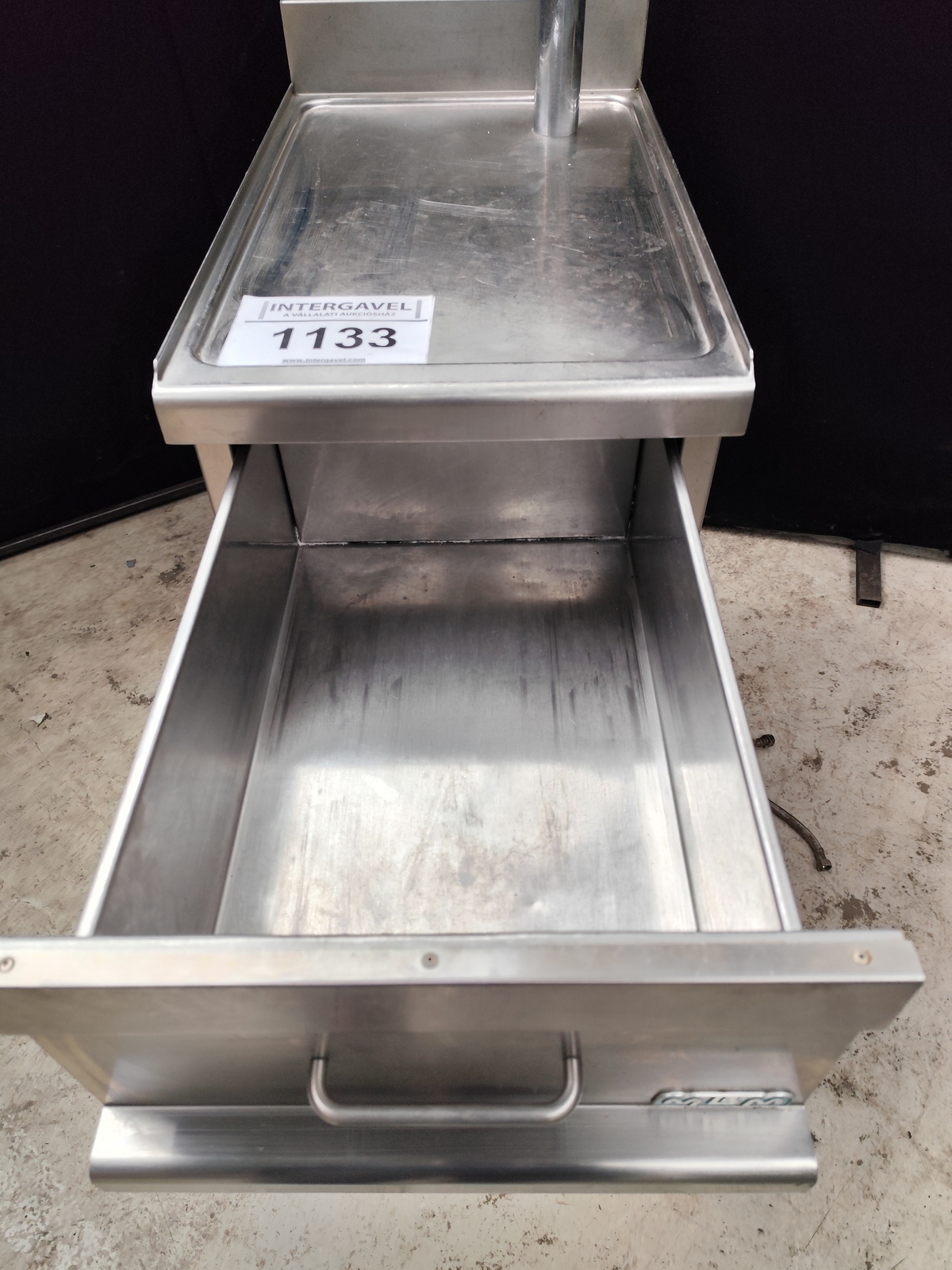 Semleges pult csapteleppel 3