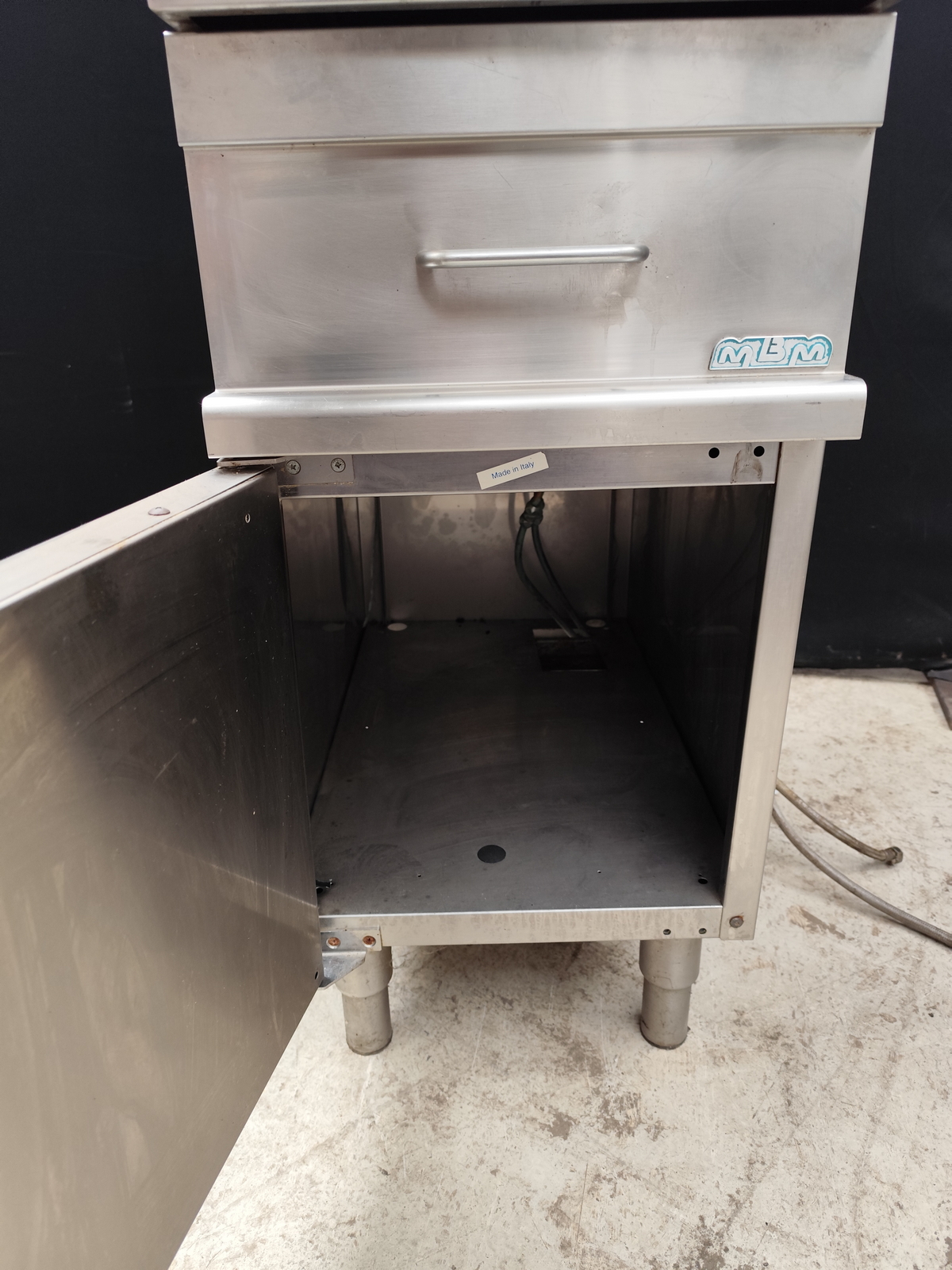 Semleges pult csapteleppel 4