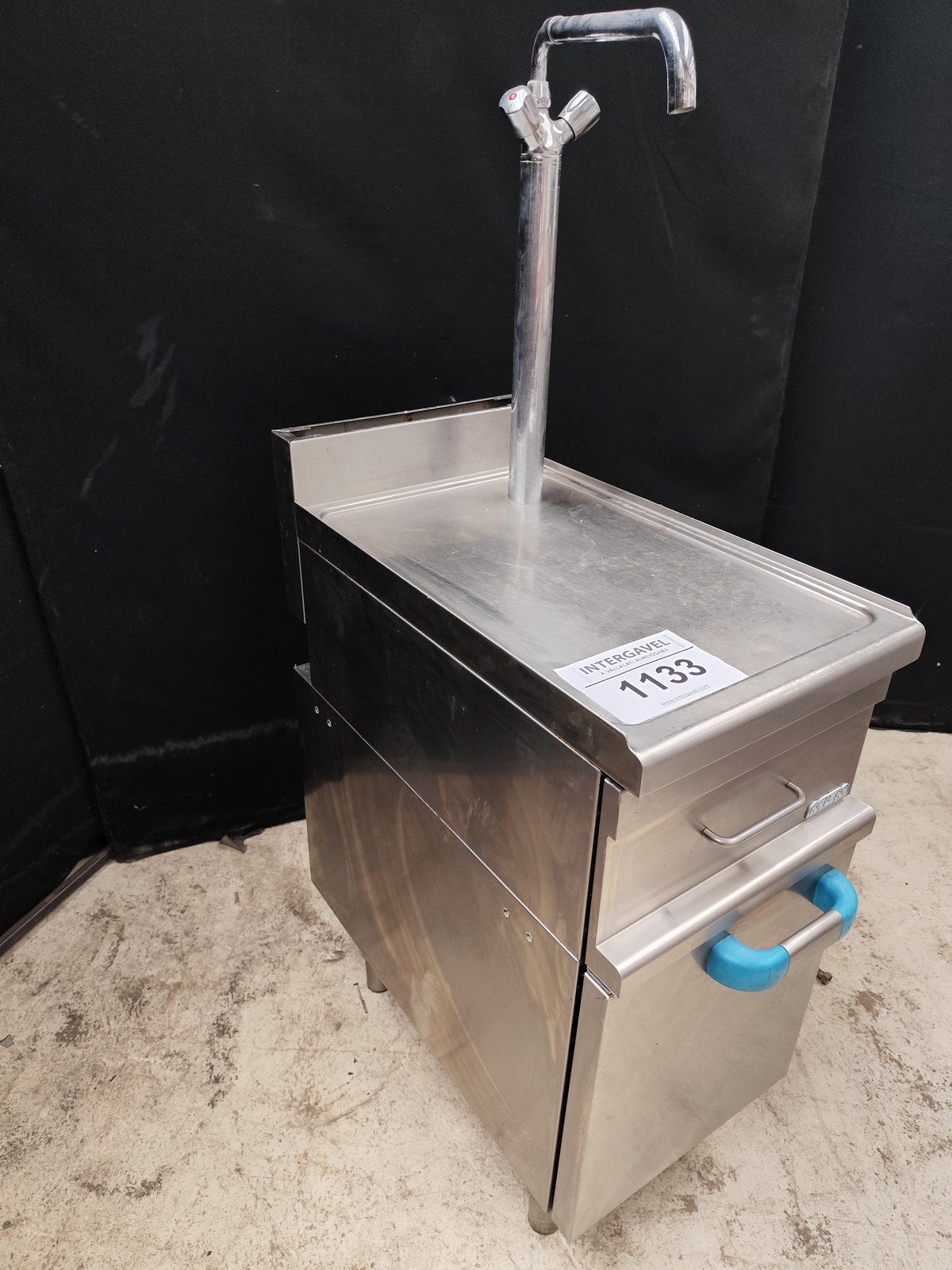 Semleges pult csapteleppel 5