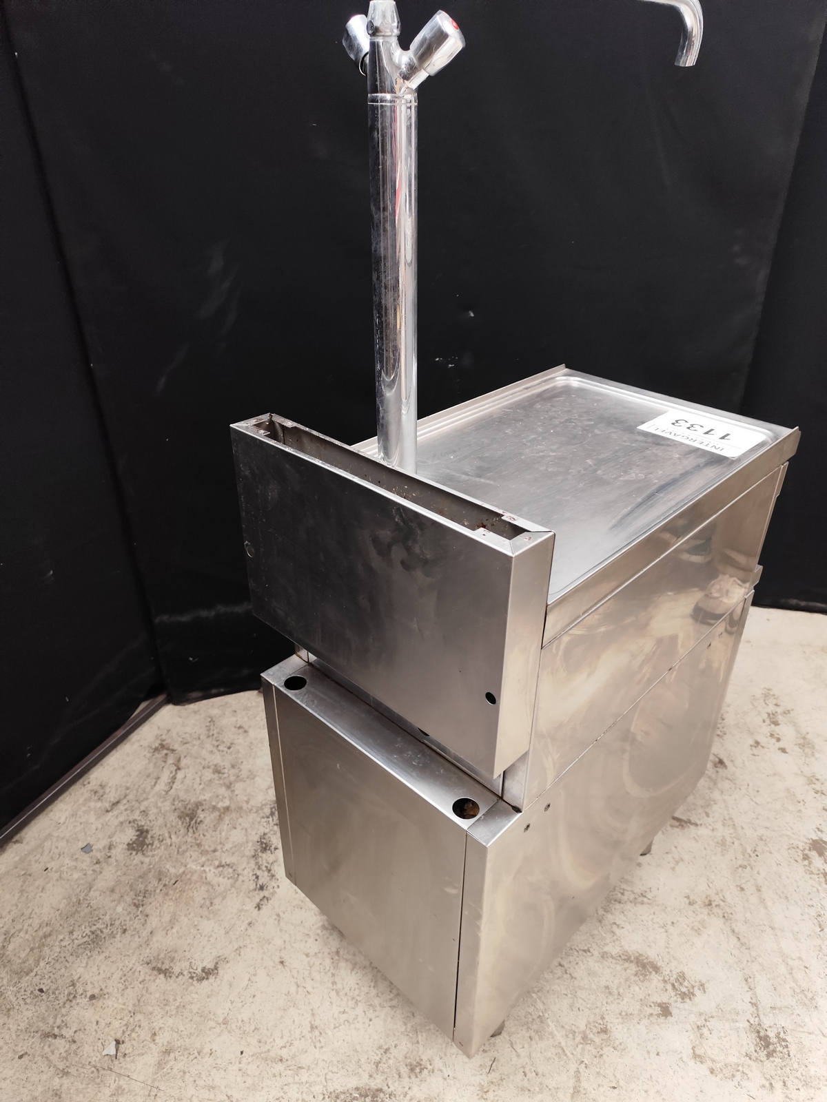 Semleges pult csapteleppel 6