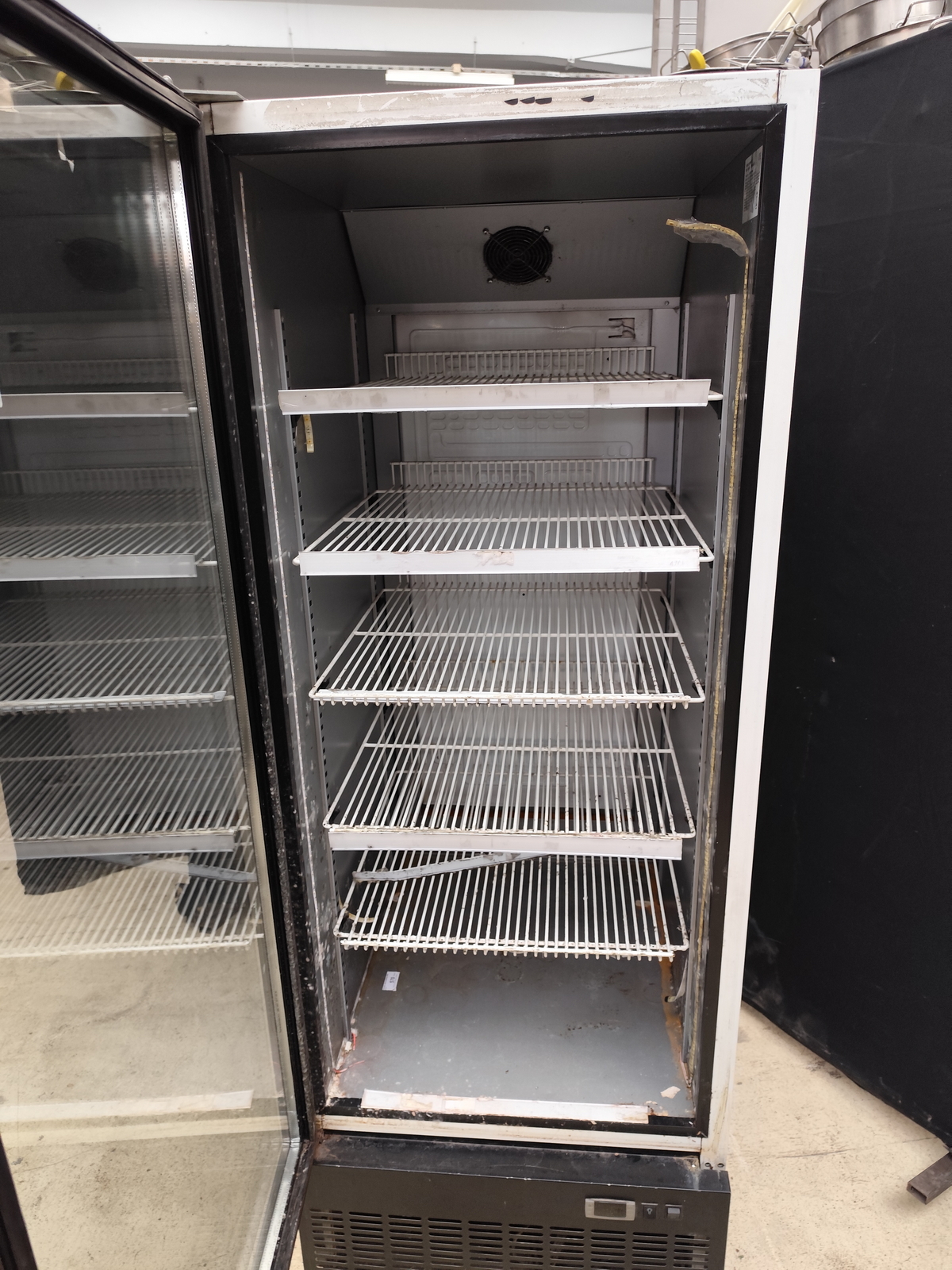 Üvegajtós hűtő 2