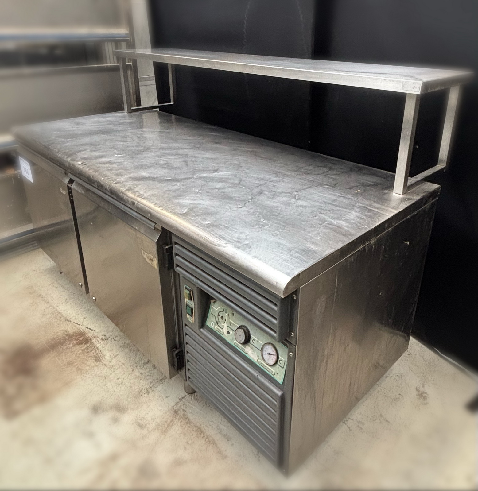 Hűtött munkaasztal átadóval 2