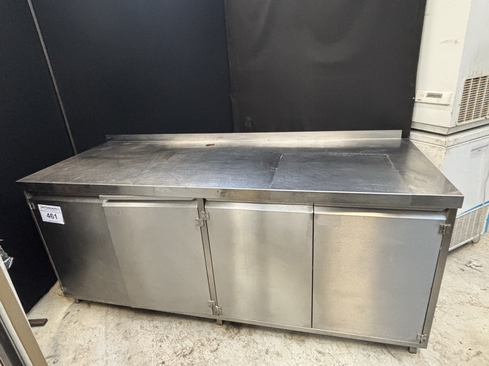 Rozsdamentes pult ajtókkal