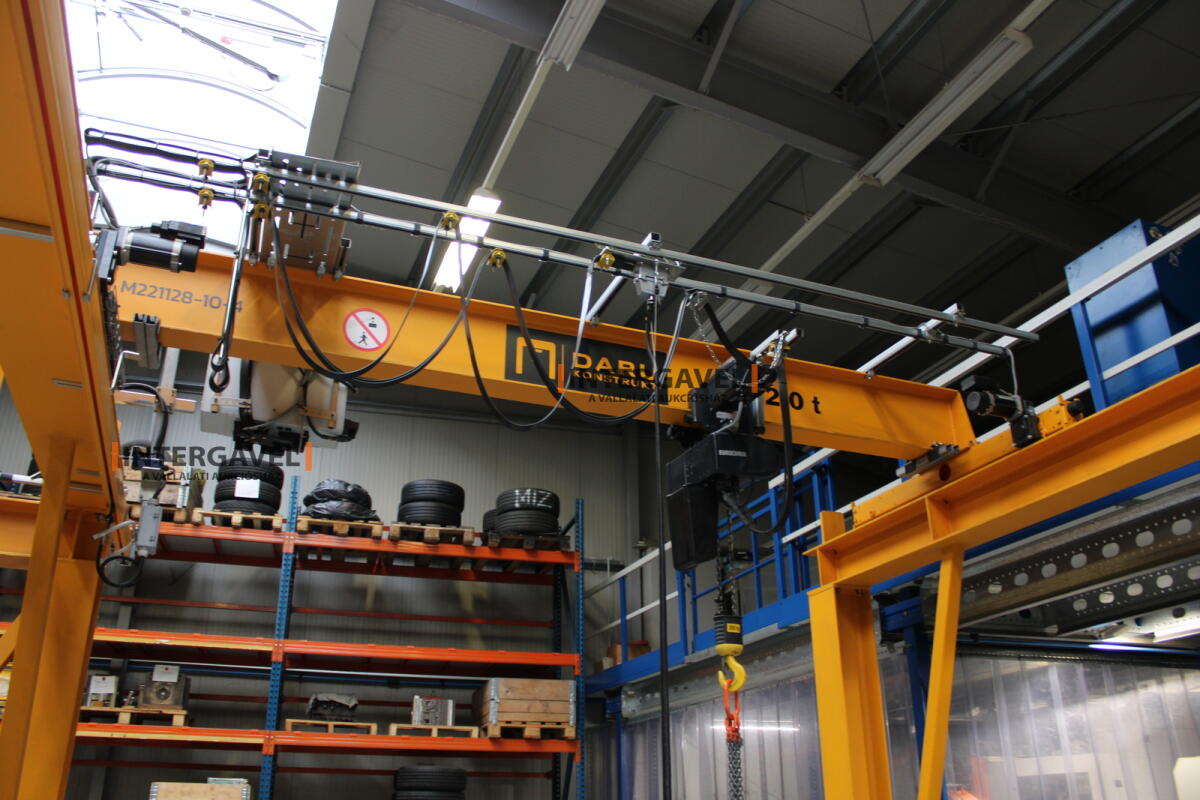 Daruhíd futómacskával és emelőművel