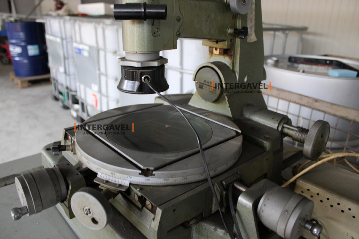 Mérőmikroszkóp és szekrény 4