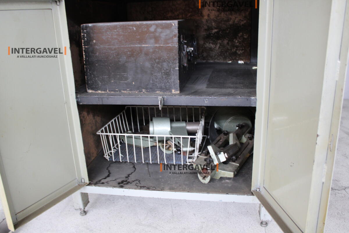 Mérőmikroszkóp és szekrény 8