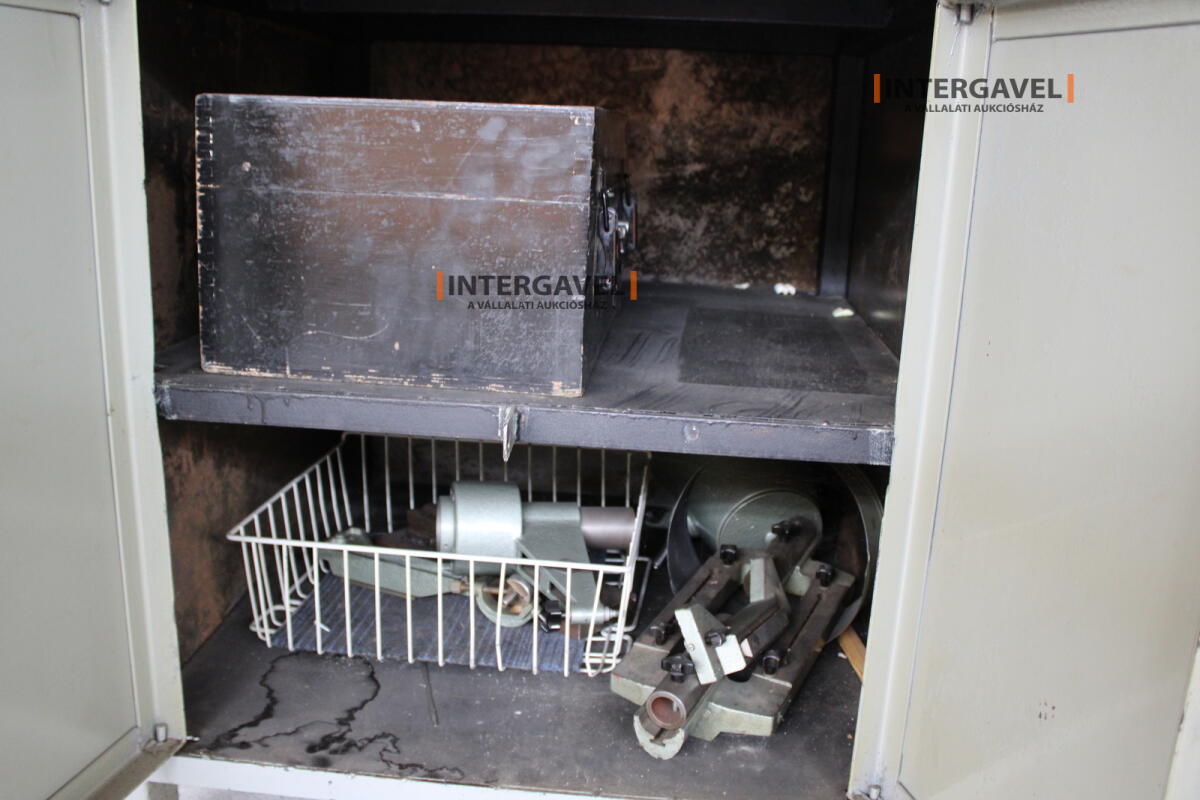 Mérőmikroszkóp és szekrény 9