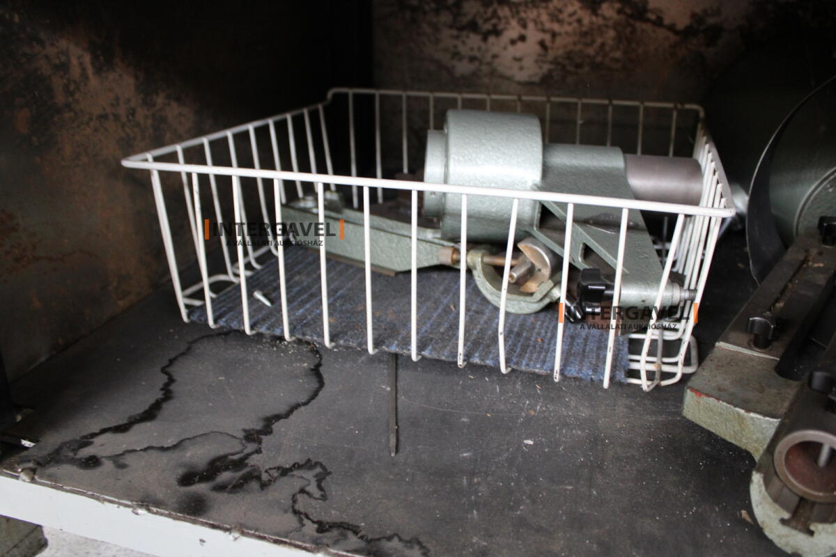 Mérőmikroszkóp és szekrény 10